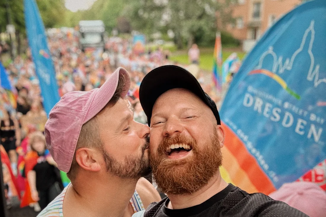 Ein Gay Couple of Men Kuss beim Christopher Street Day in Dresden © Coupleofmen.com