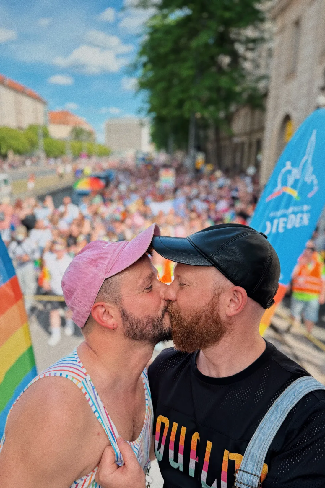 Ein Gay Couple of Men Kuss beim Christopher Street Day in Dresden © Coupleofmen.com