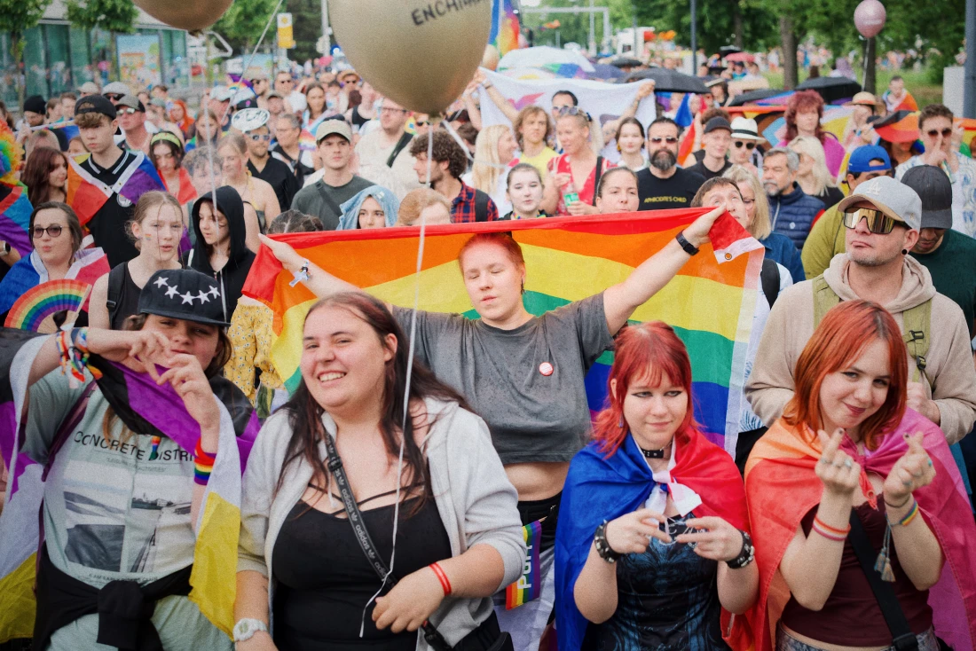 Junge Queers voller Liebe beim CSD in Dresden © Coupleofmen.com