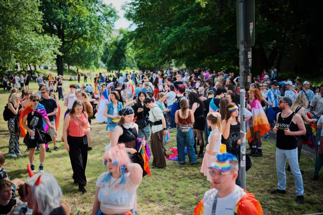 Kurze Pause im schattigen Park vor dem letzten Abschnitt des CSD Dresden © Coupleofmen.com