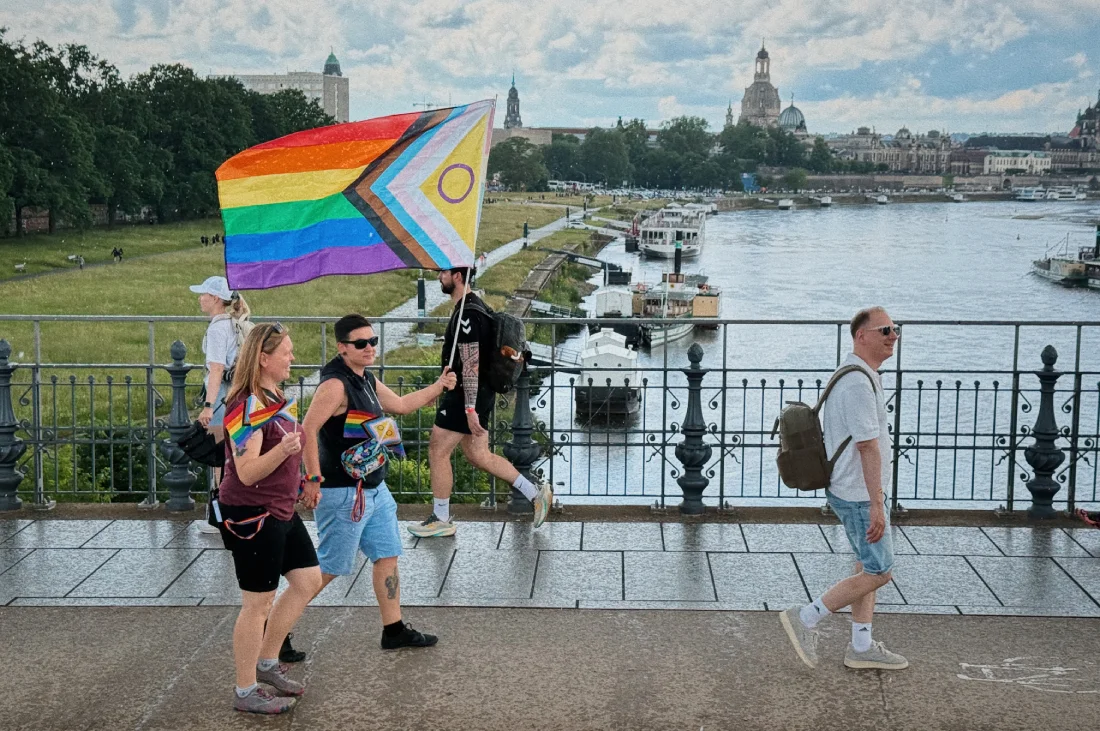 Mit Stolz auf dem CSD in Dresden, auch wenn es zunächst noch regnete © Coupleofmen.com