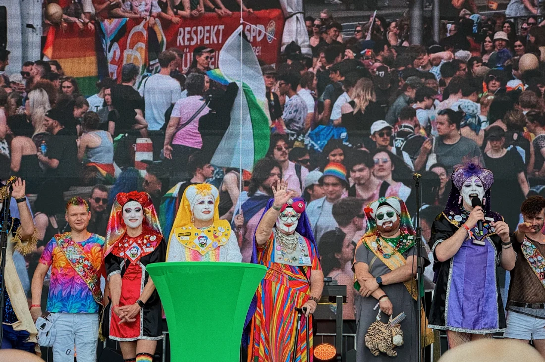 Nach der CSD Demonstration wurden wir von den Schwestern der Perpetuellen Indulgenz auf dem Altmarkt empfangen © Coupleofmen.com