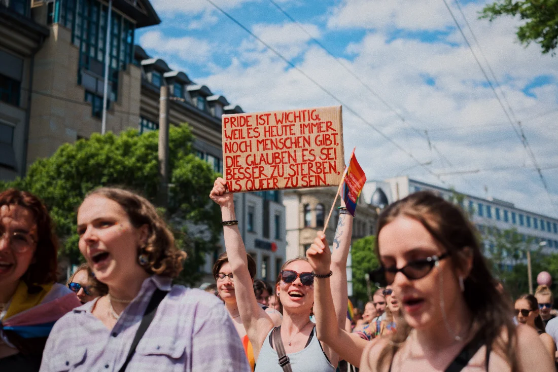 Protestposter: "Pride ist wichtig, weil es heute immer noch Menschen gibt, die glauben es sei besser zu sterben, als queer zu sein" © Coupleofmen.com
