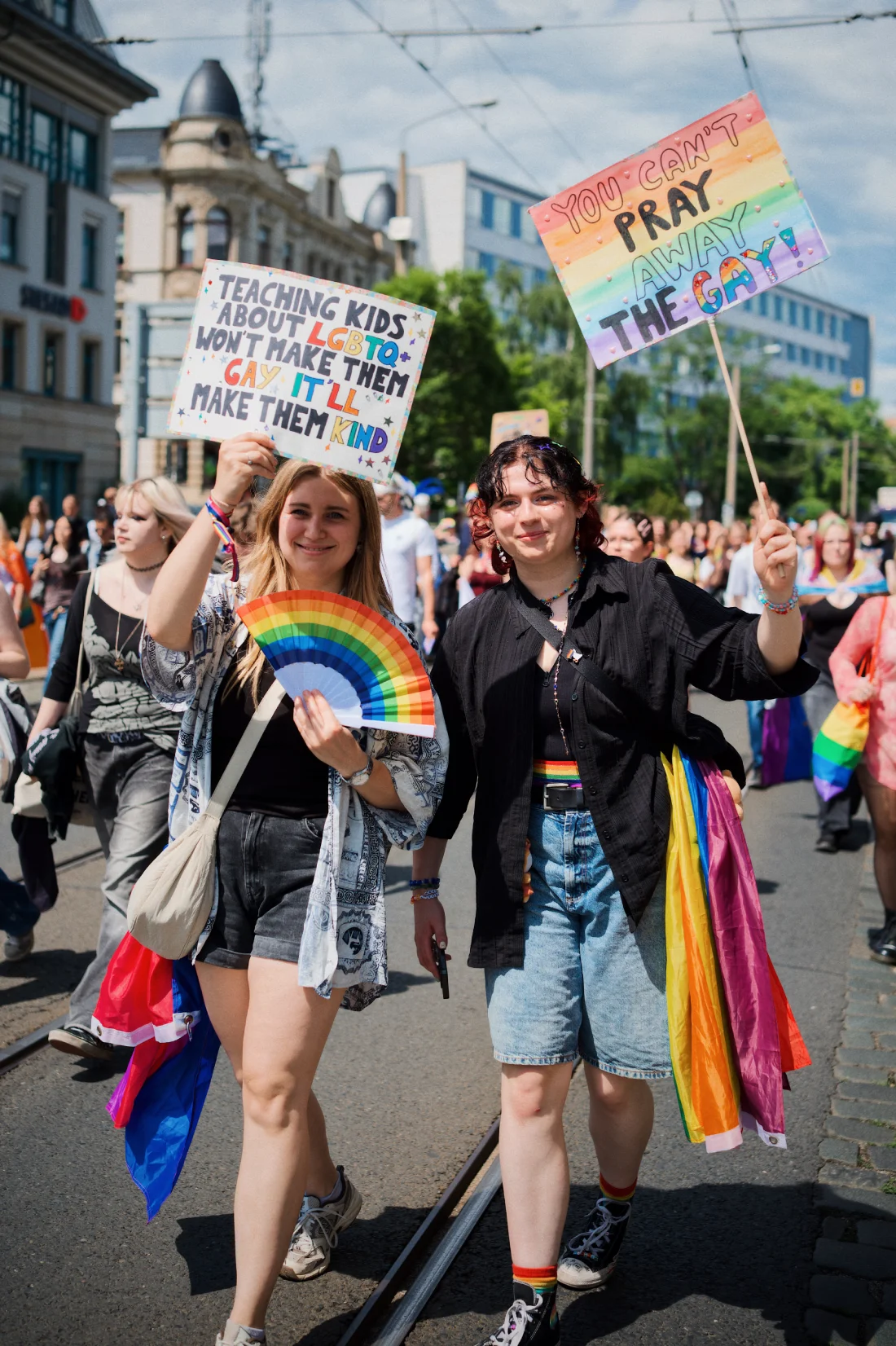Queere Demonstrant:innen mit Postern auf der CSD Demonstration in Dresden © Coupleofmen.com
