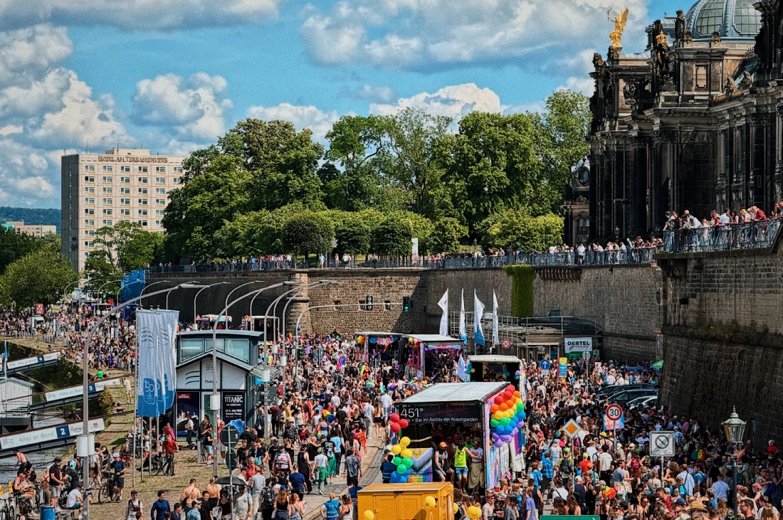 Regenbogen buntes Terrassenufer in Dresden zum CSD © Coupleofmen.com