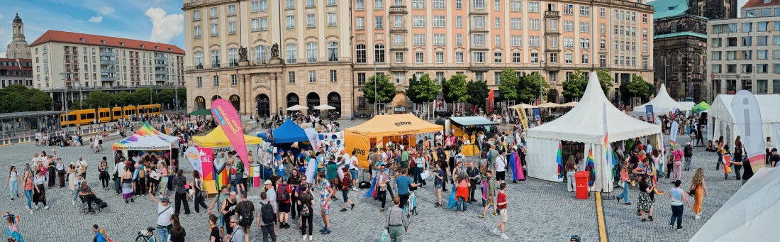 Zahlreiche Infostände für den Support der Dresdner LGBTQ+ Community © Coupleofmen.com