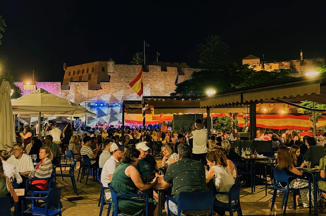 Evening at Plaza de las Cuatro Culturas: Dinner and live music show &copy; Coupleofmen.com
