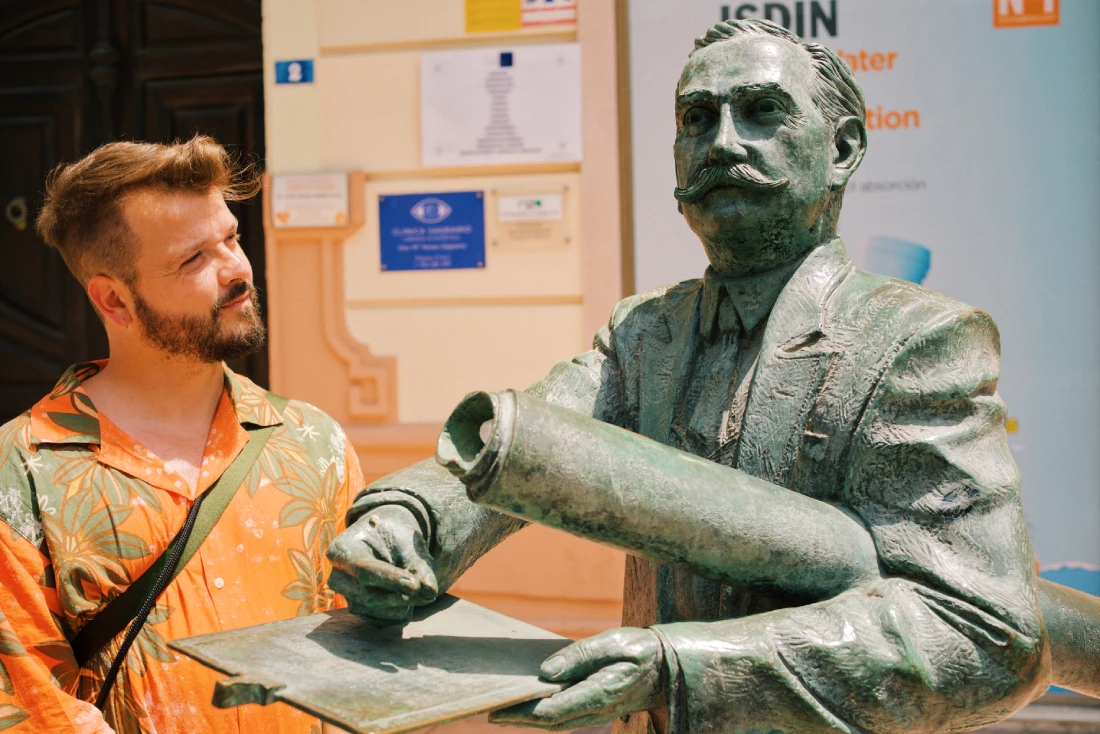 Monumento a Enrique Nieto: Karl "meeting" THE architect of Melilla's buildings &copy; Coupleofmen.com