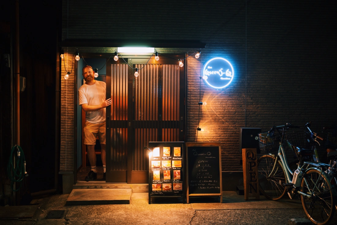 Daan inviting me for some cocktails at BAR Queens-Q in Naoshima