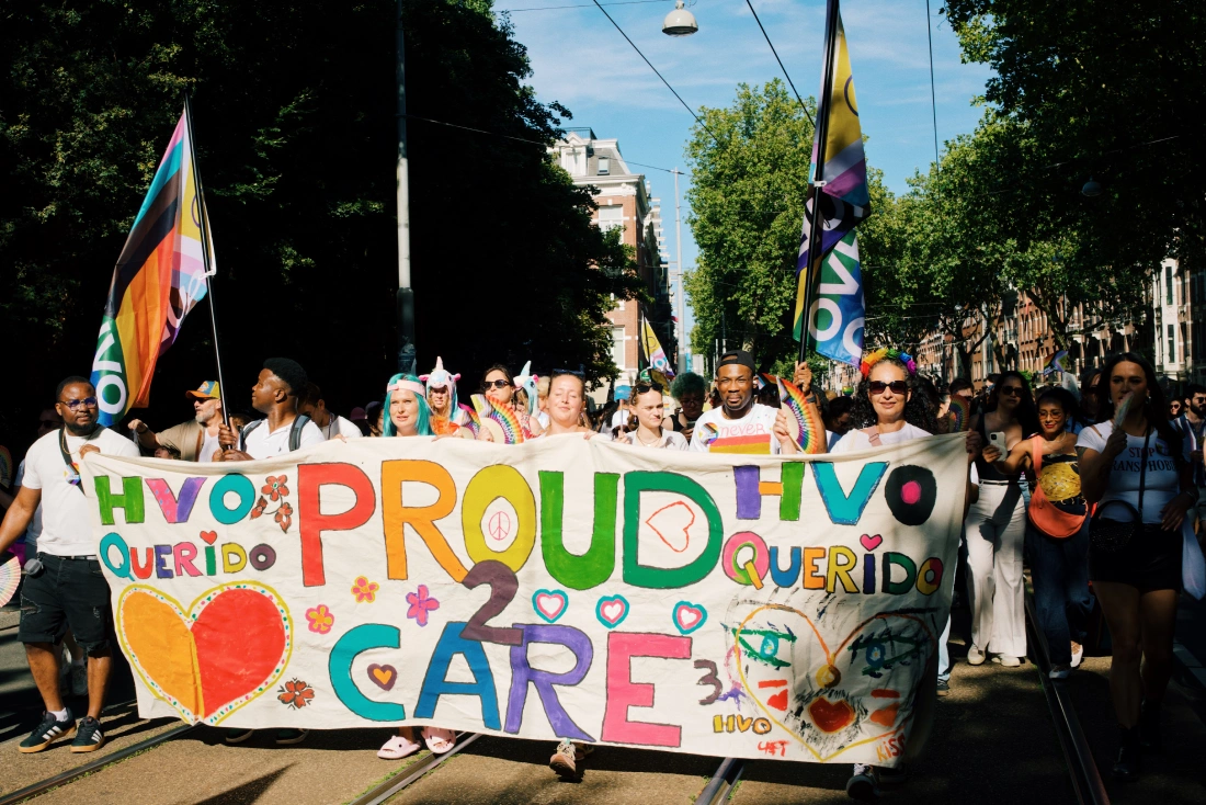 HVO-Querido walking group at World Pride Amsterdam 2026 © Coupleofmen.com