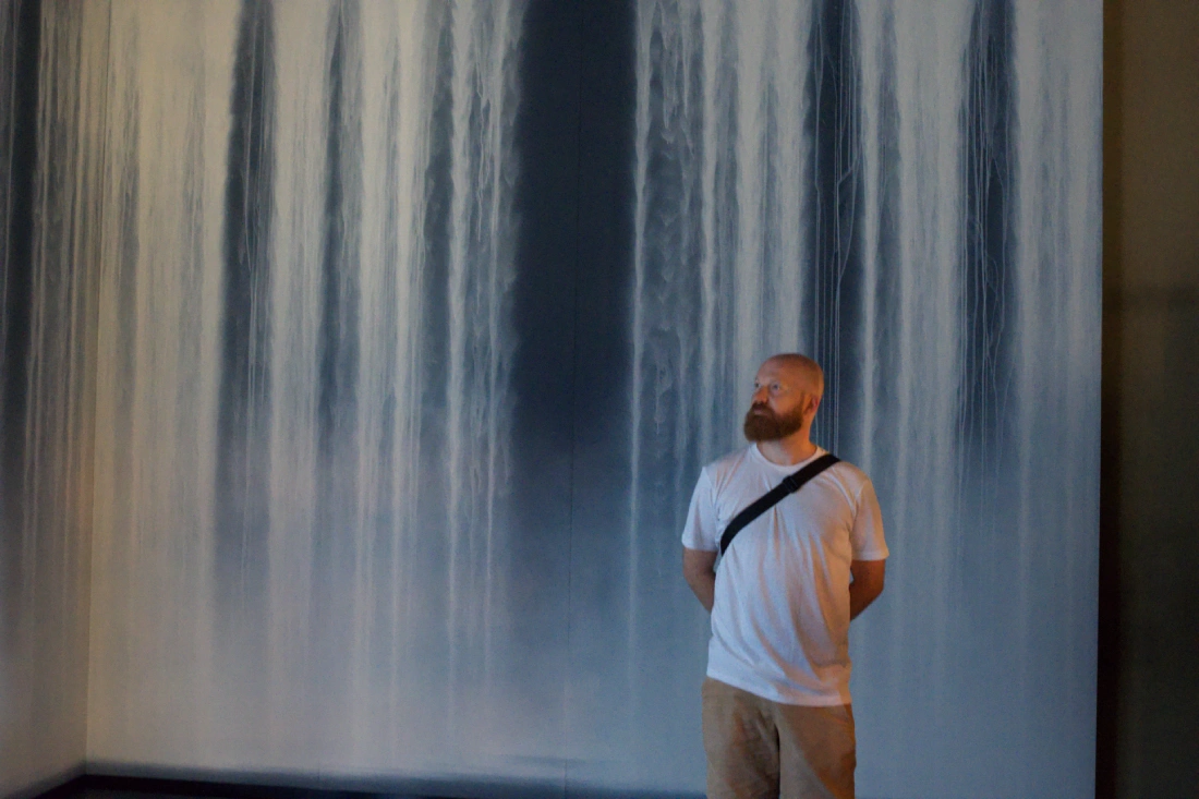 Ishibashi: Daan standing in front of The Falls by Hiroshi Senju | Naoshima gay travel guide