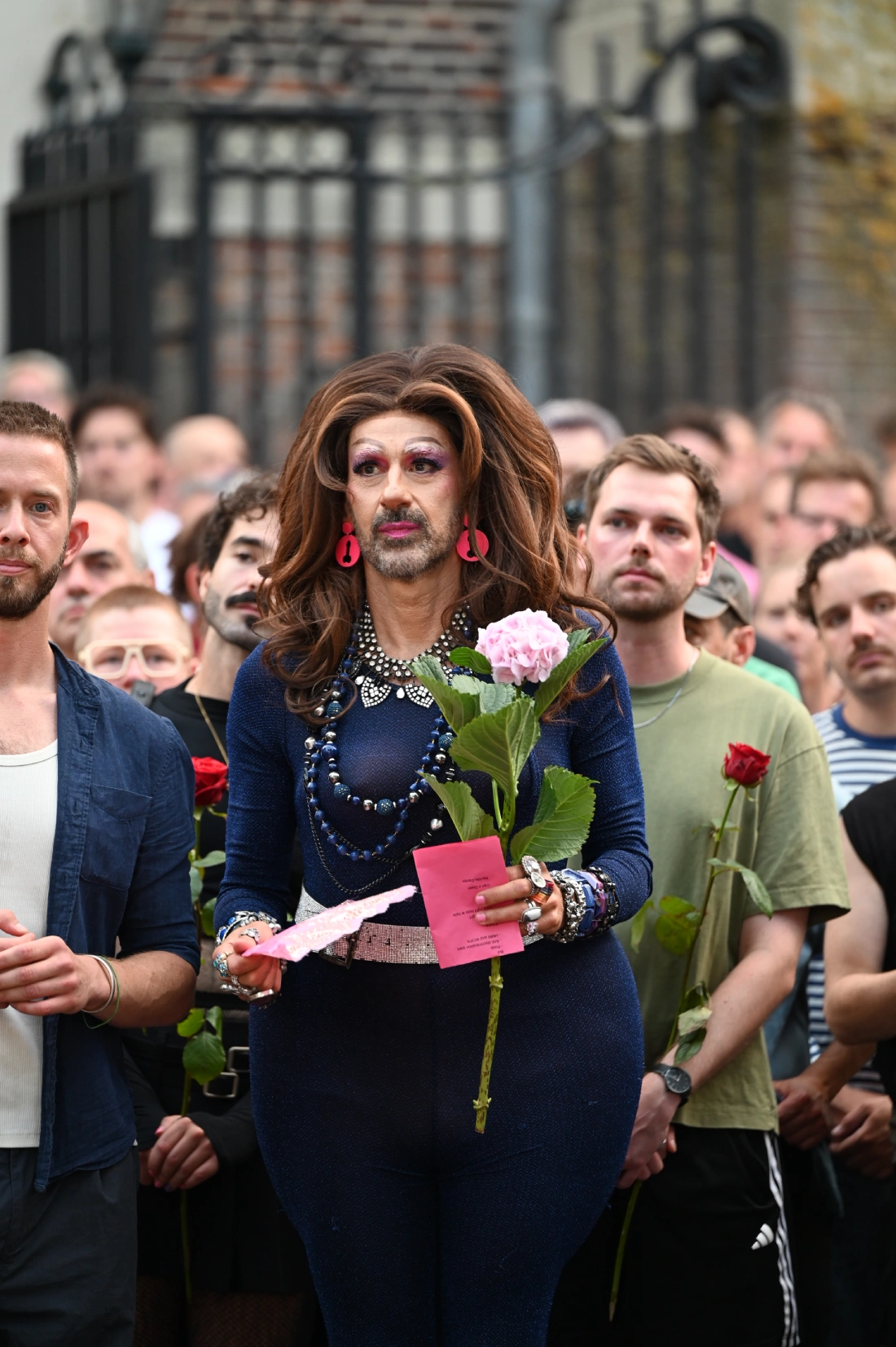 Jennifer Hopelezz on her way to lay down flowers at Homomonument
