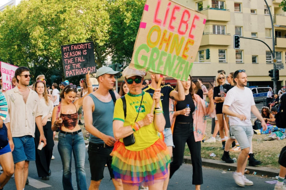 Liebe ohne Grenzen (love without borders) protest poster
