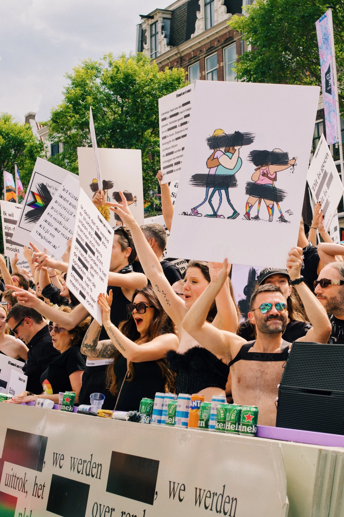 The artist behind the visuals of De Boekenboot is our friend Flo de Goede &copy; Coupleofmen.com