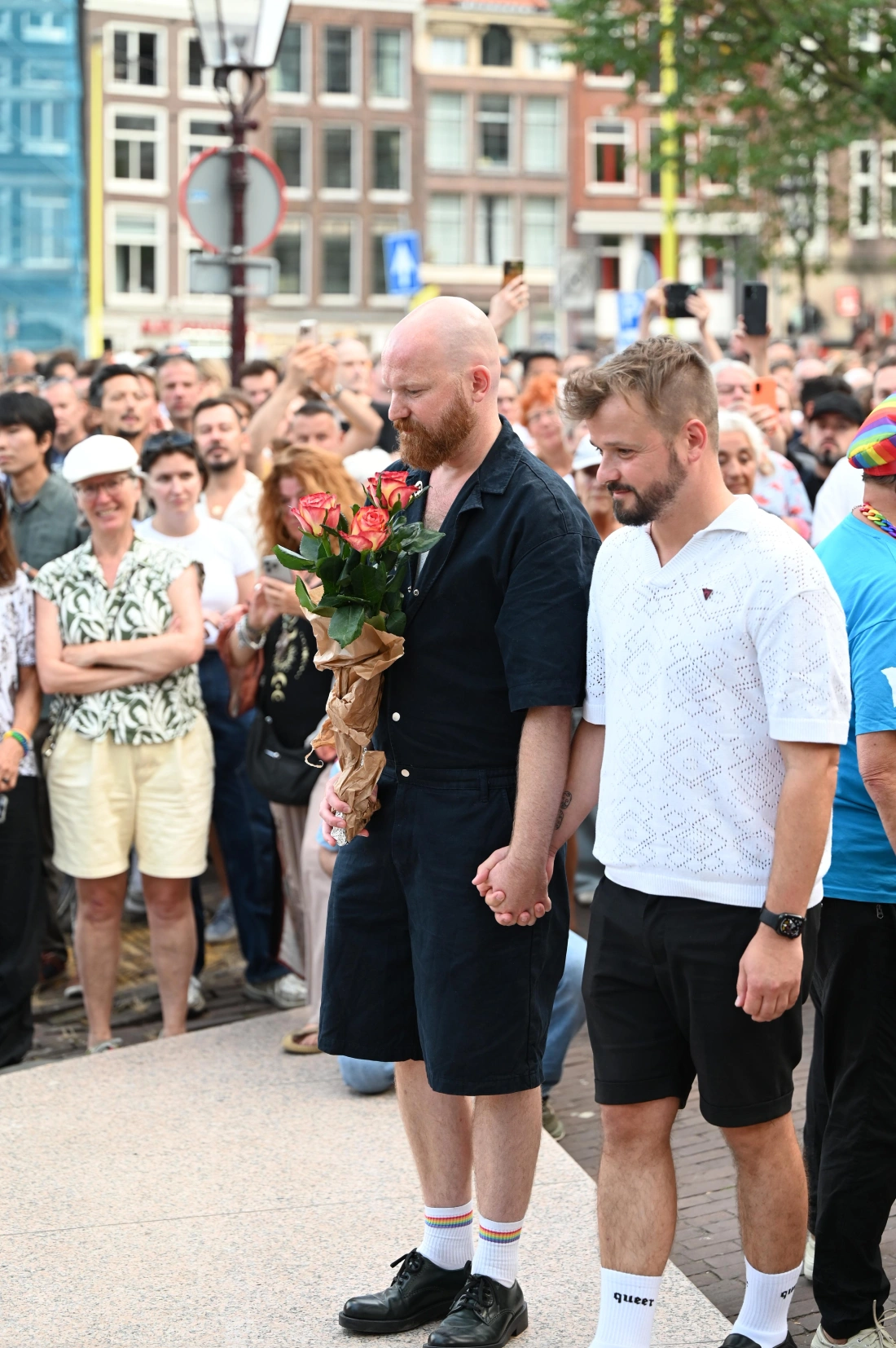 In dem Moment, als wir das Dreieck des Homomonuments betraten, um Blumen niederzulegen